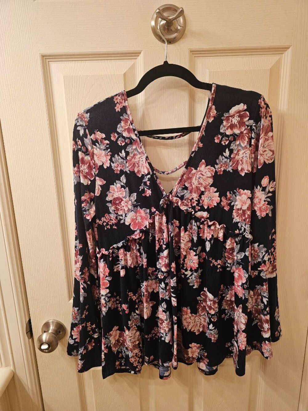 NWT Peach Love Medium Navy Floral V-Neck Blouse